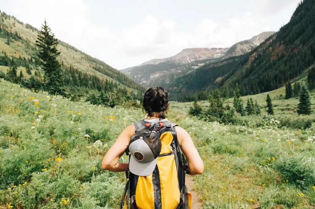 Fille qui se promène dans la nature Guide du voyage zéro déchet